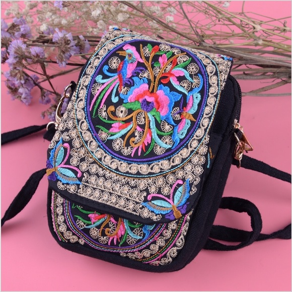 Handbags - ✨Boho Embroidered Purse✨